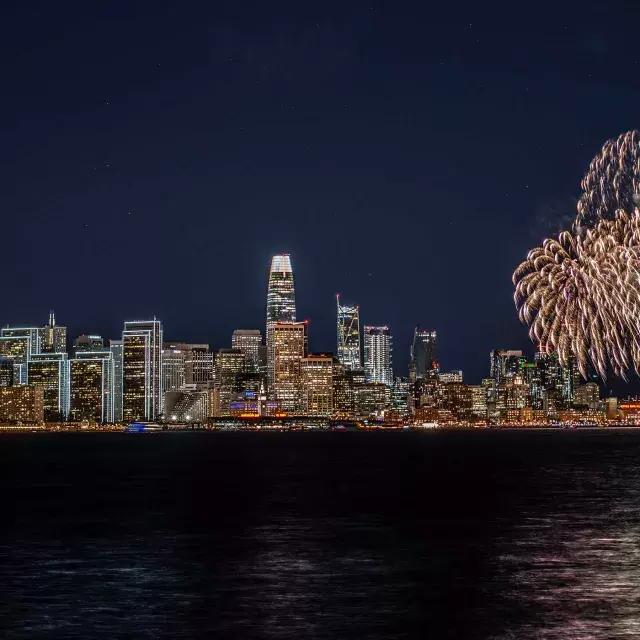 烟花在贝博体彩app城市的天际线上绽放.